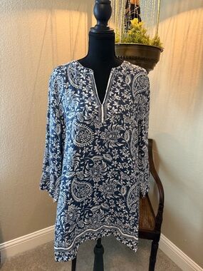 Signed Olsen  Navy & White Floral Tunic Top with 3/4 length sleeves